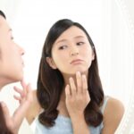 肌荒れに悩む女性の写真