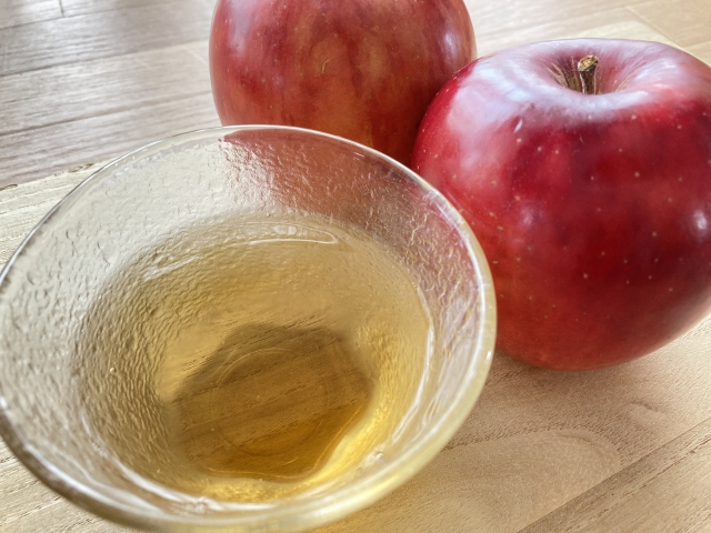 グラスに注いだリンゴ酢の写真