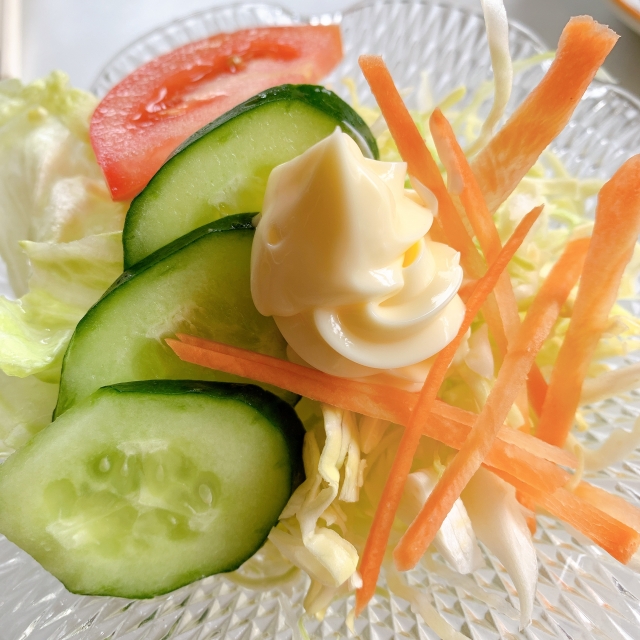 マヨネーズをかけた生野菜の写真